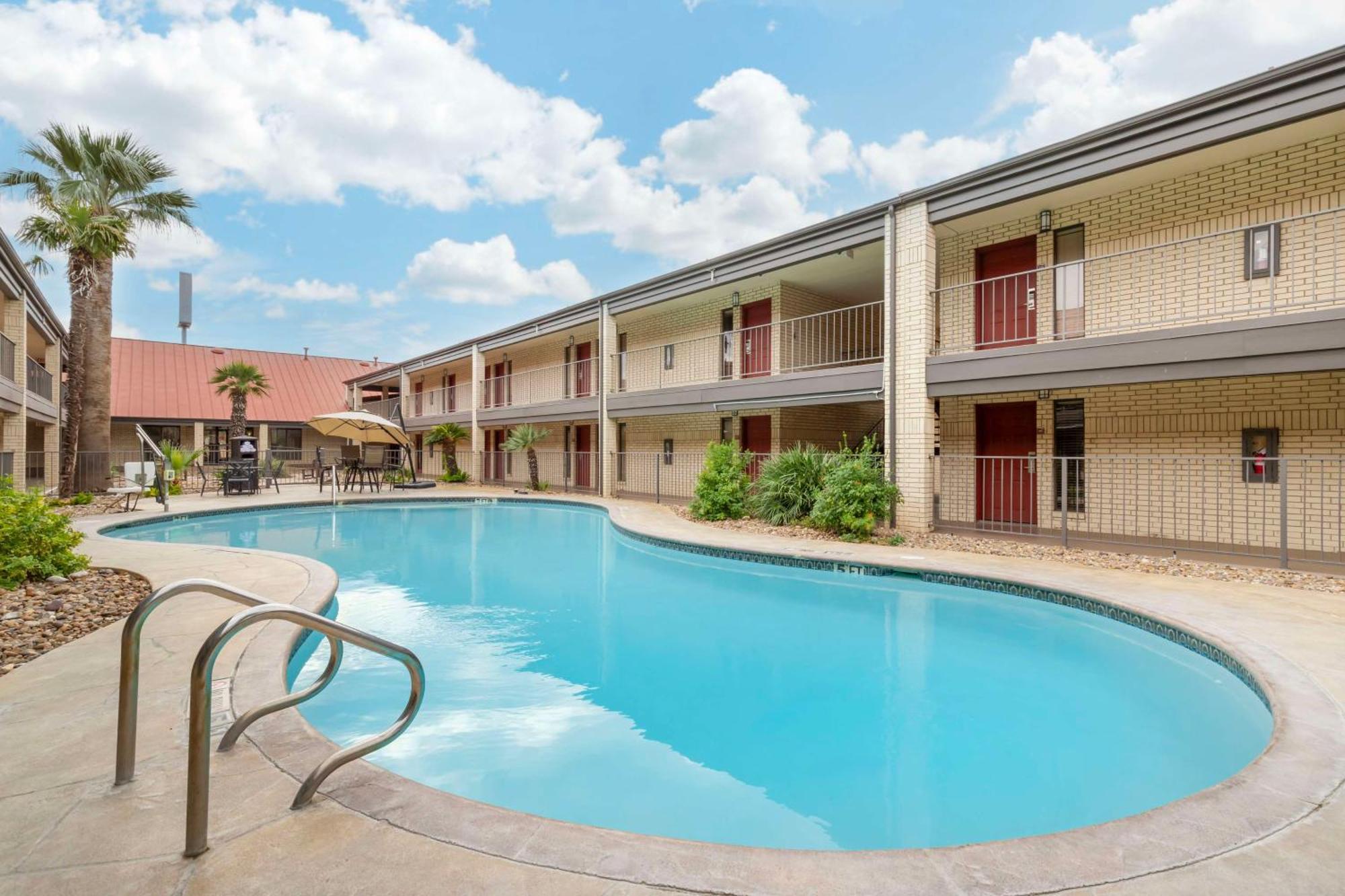 Best Western Near Lackland Afb Seaworld San Antonio Exterior photo